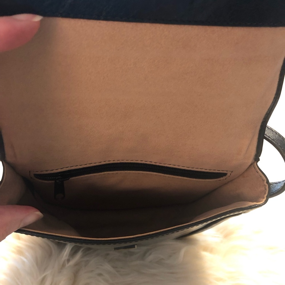Oroton black leather crossbody purse with snap flap and slip pocket on back - Picture 4 of 9